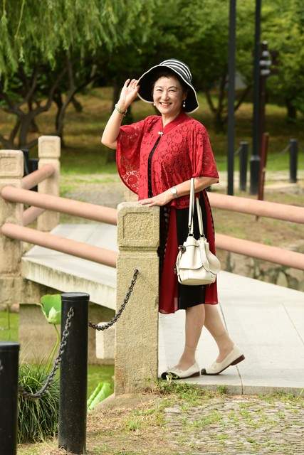 女人老了，不建议穿这3种“装嫩色”，自以为时髦，实际更显老了