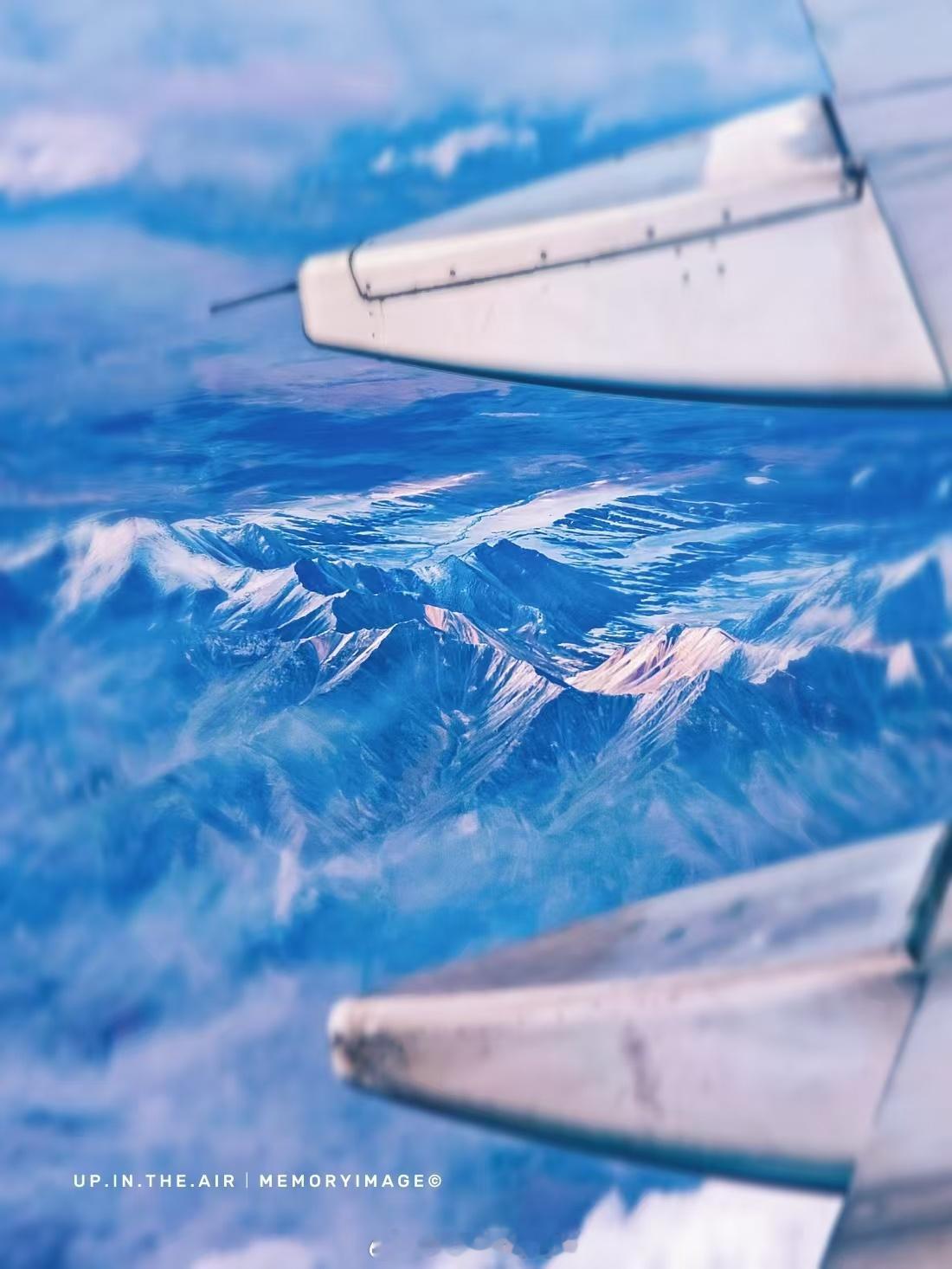 从赛里木湖飞西安✈️有我最爱的祁连山🏔️白雪皑皑的连绵山峰在蓝天白云的映衬下，