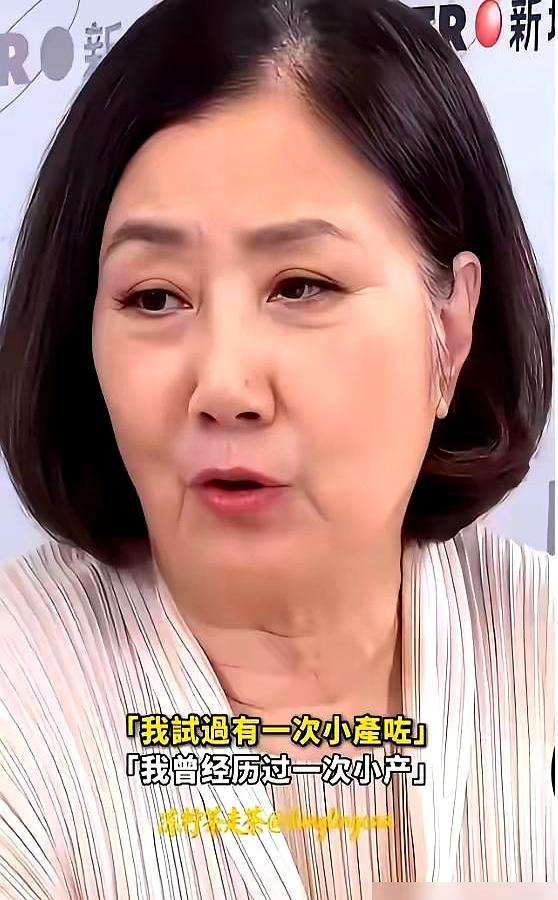 79岁的汪明荃在节目里哭了，不是演也不是彩排，是真哭。
她头一回公开说：年轻时小