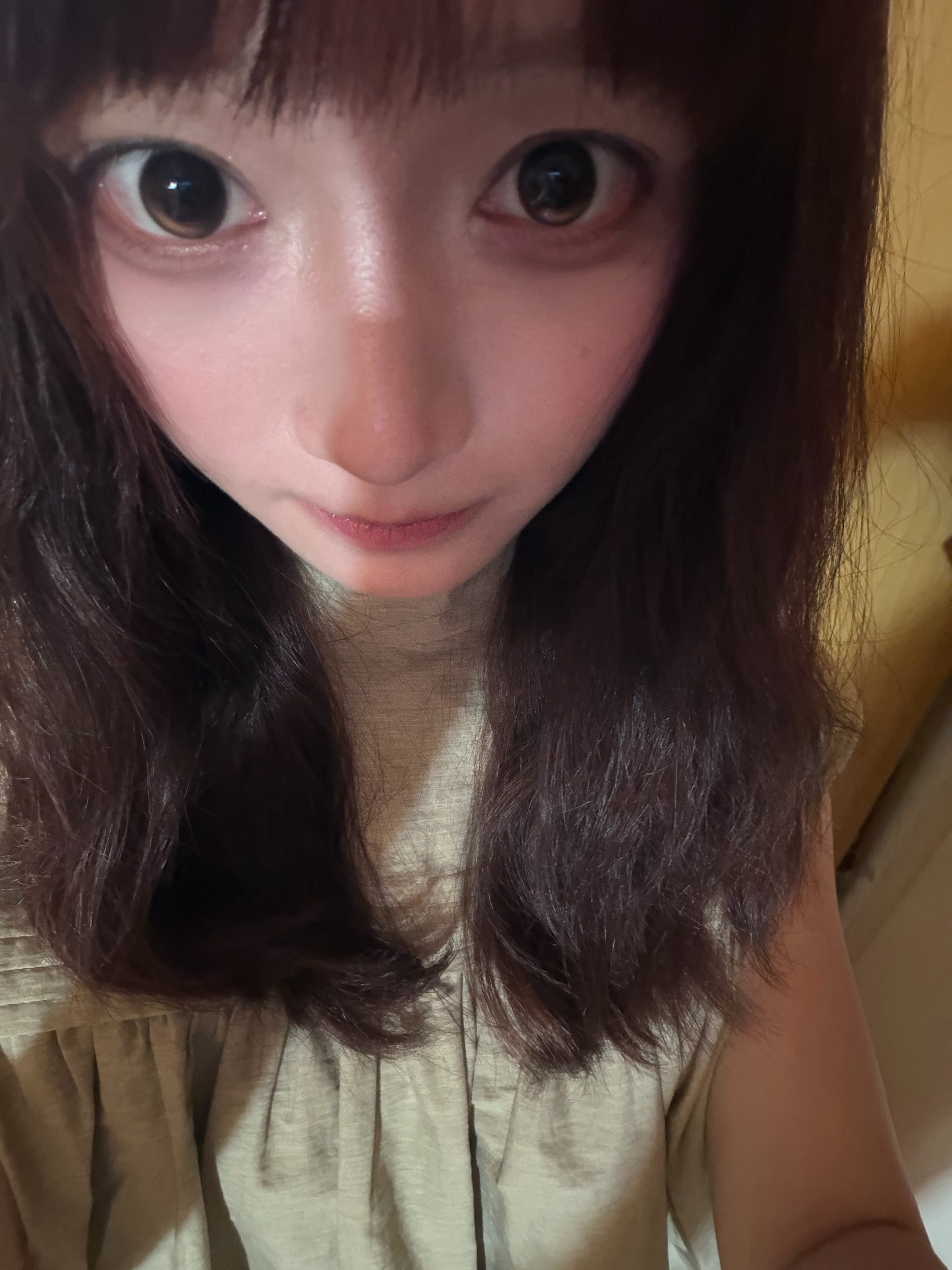 这是什么角度我的眼睛大的吓人了这里。这是moody琥珀石pro哎我真是不适合棕色