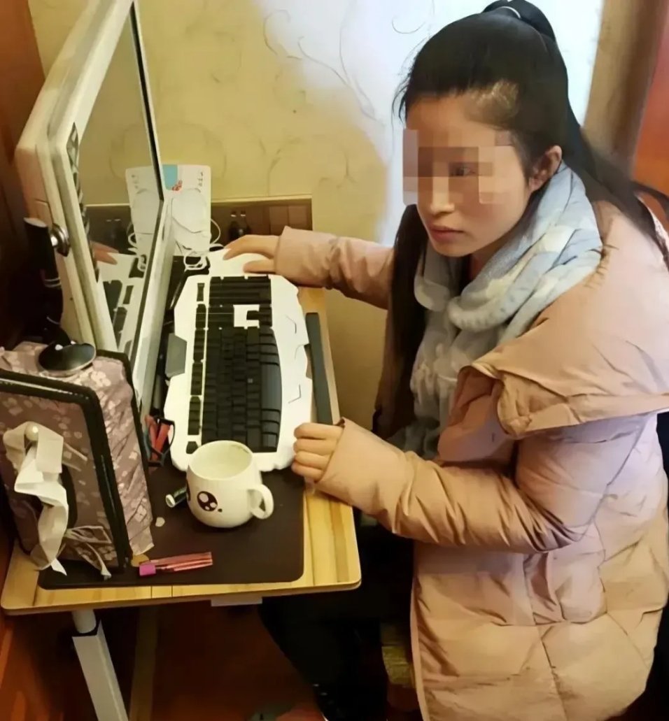 重庆一女子被丈夫用铁链囚禁9年，终于等来警察的营救。可是，当警方破门而入时，该女