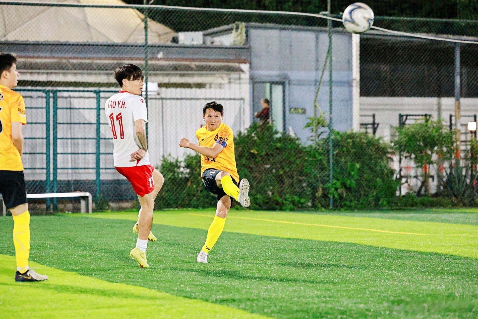 大俱乐部踢球都带两个摄影师了，每次比赛都能搞出一堆靓照来 