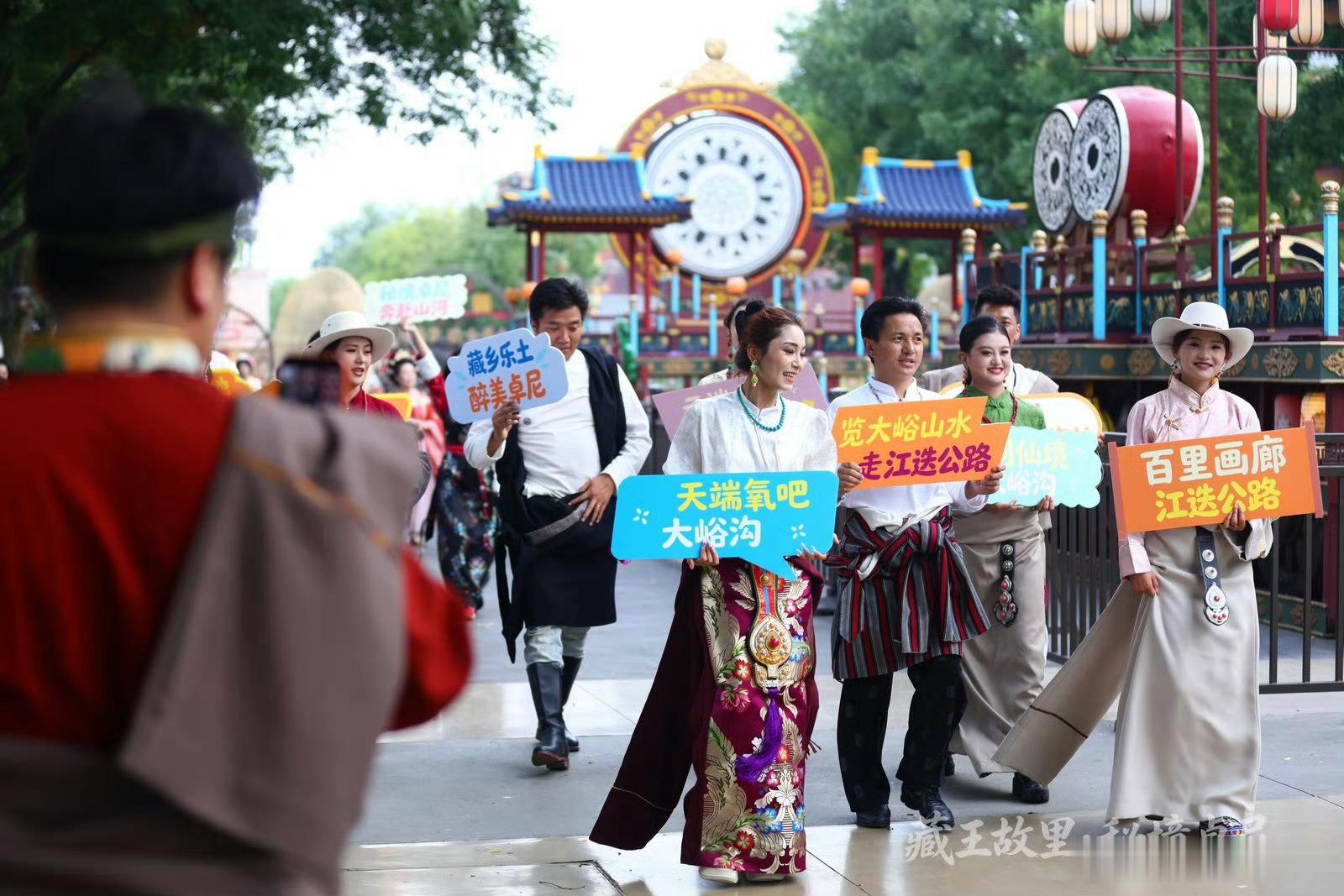 民族服饰遇上千年城墙，是什么神仙场面？ 卓尼风情快闪西安街头7月2日，甘南卓尼文