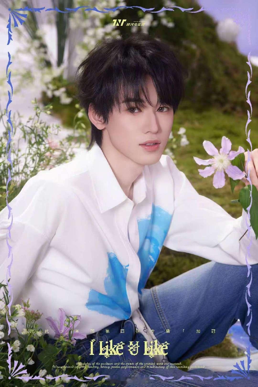 宋亚轩花朵丝巾宋亚轩蓝白衬衫look来啦宋亚轩蓝白衬衫look ​​​