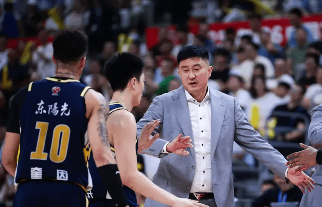 杜锋：张皓嘉受伤了曾建议他做手术，焦泊乔因家庭暂时离队
