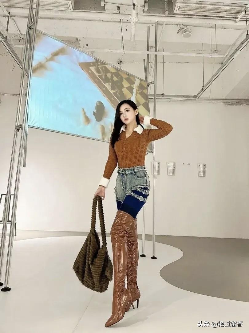 时尚穿搭指南：棕色毛衣+牛仔短裤+高跟靴，轻松打造都市潮女风！👗👠💃