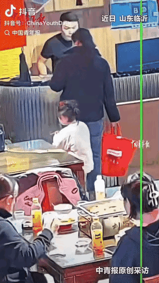 临沂这顿饭，直接看哭好多人。
一位妈妈带孩子看病花光了钱，实在没办法，才厚着脸皮
