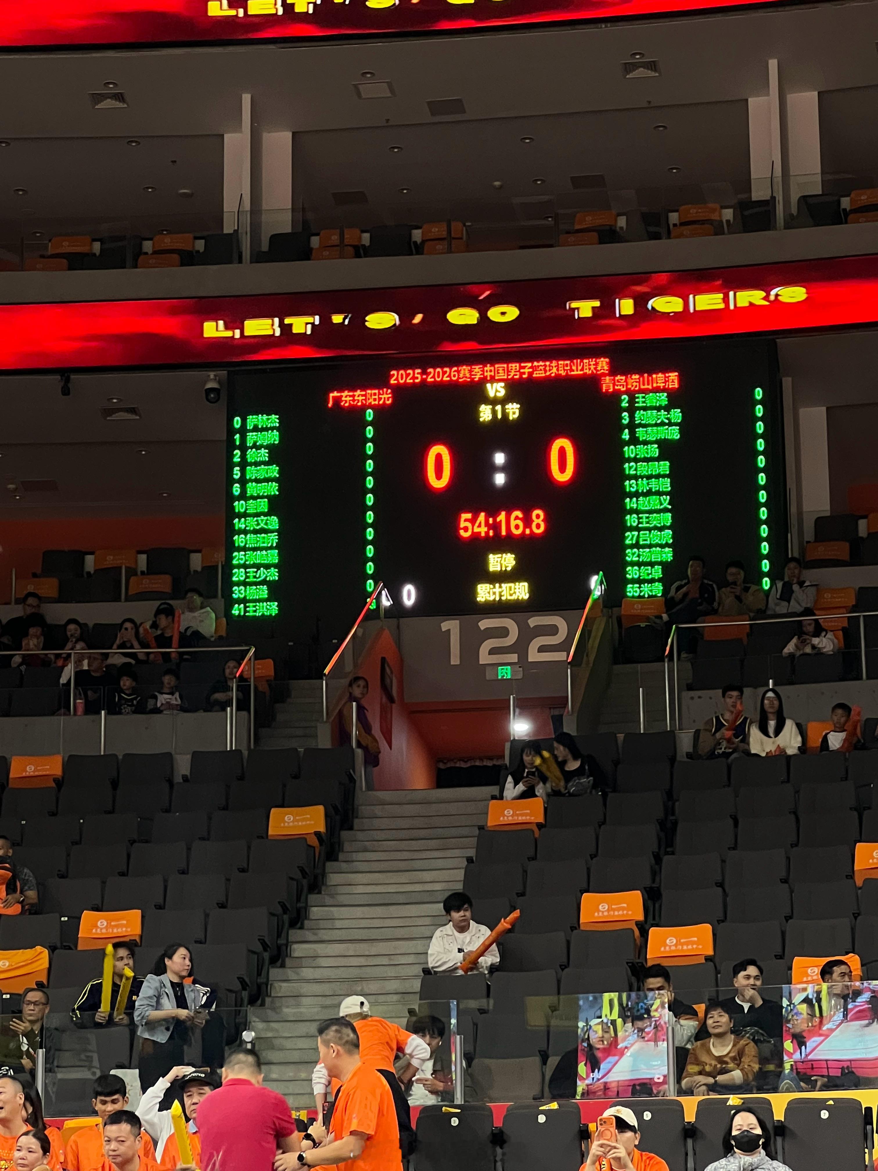 今晚大名单，胡明轩缺席。广东男篮vs青岛男篮胡明轩 东莞·东莞银行篮球中心