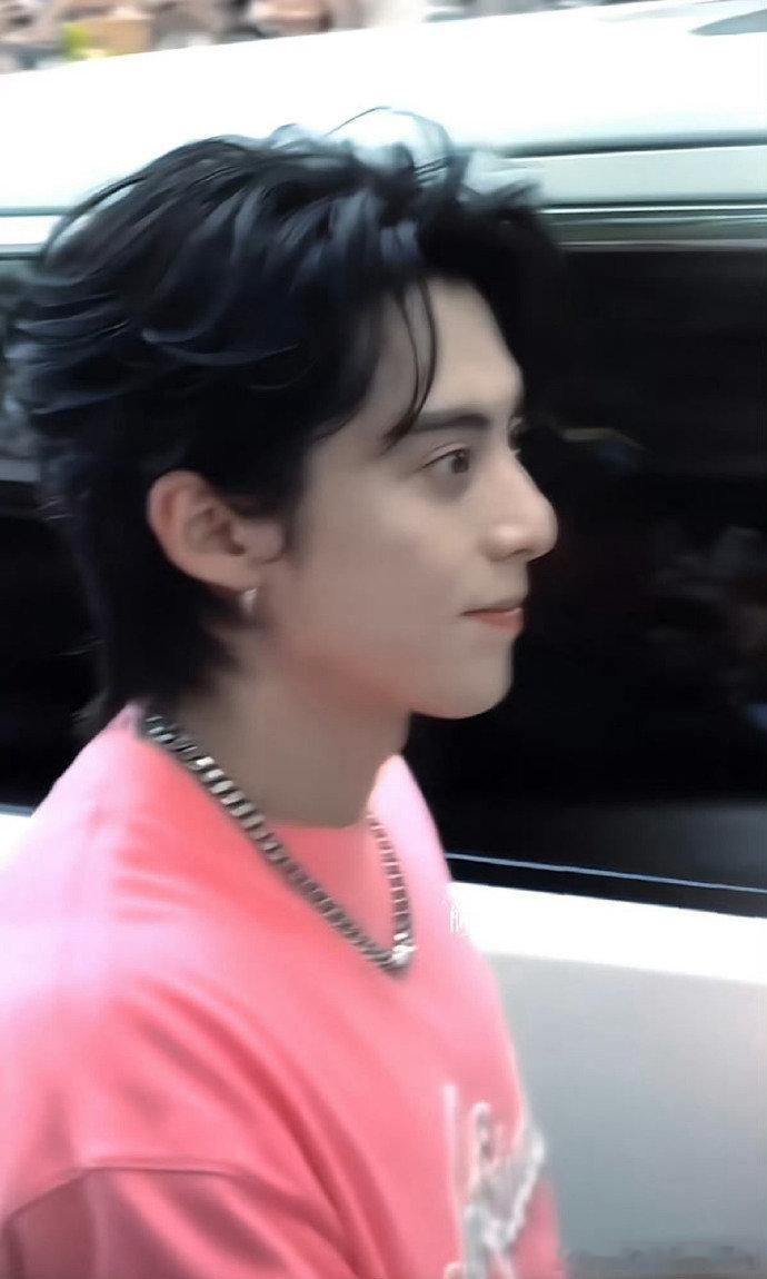 湖南卫视把王鹤棣置顶了亲爱的客栈棣棣排面实锤！湖南卫视直接置顶，热度稳了！ 