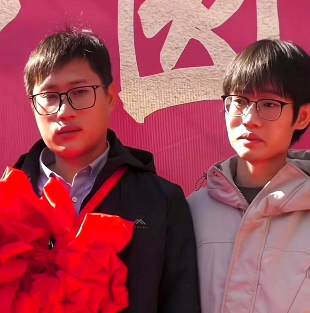 刚看到梁志辉和他弟弟，哥俩长得也太像了，简直跟双胞胎似的。

俩人都留着利落的短