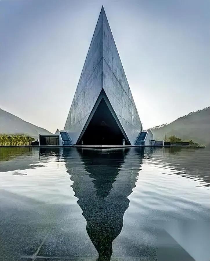 安藤忠雄在河源建的“尖房子”，我算看出门道了。

远看像翘着的蛇头，正面张开嘴更