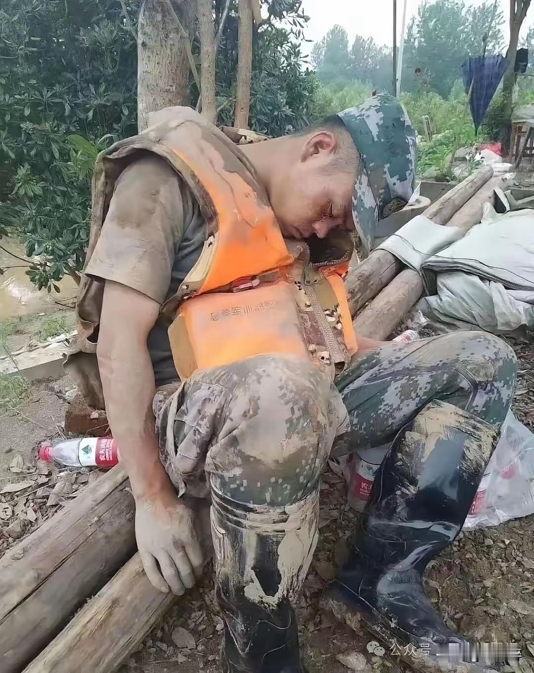 一身泥浆，一身担当！
哪有岁月静好，
不过是人民子弟兵替我们负重前行。
致敬最可
