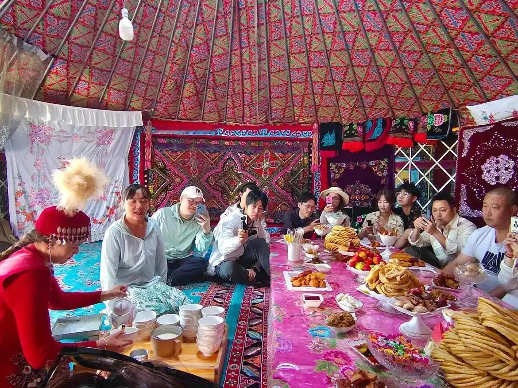 我们新疆牧民的毡房，不是你们内地小博主，骗吃白住和赚取流量的“素材库”！

“我