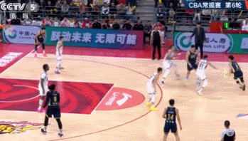 还得看徐杰！一记骑马射箭的压哨三分命中！广东东阳光vs山东高速cba篮球推荐