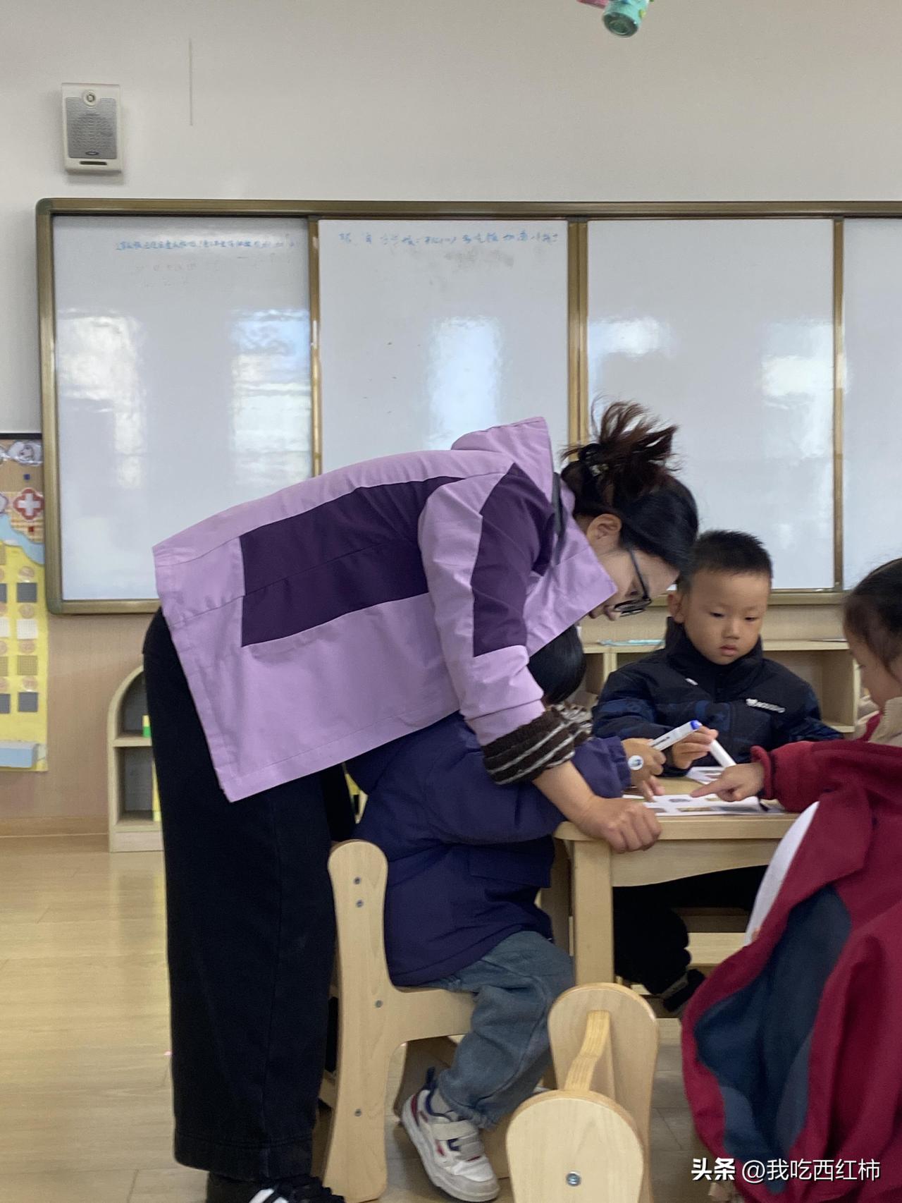 孩子幼儿园老师离职了！那感觉不亚于失恋！
那天群里发了开学通知，像往常一样进入看