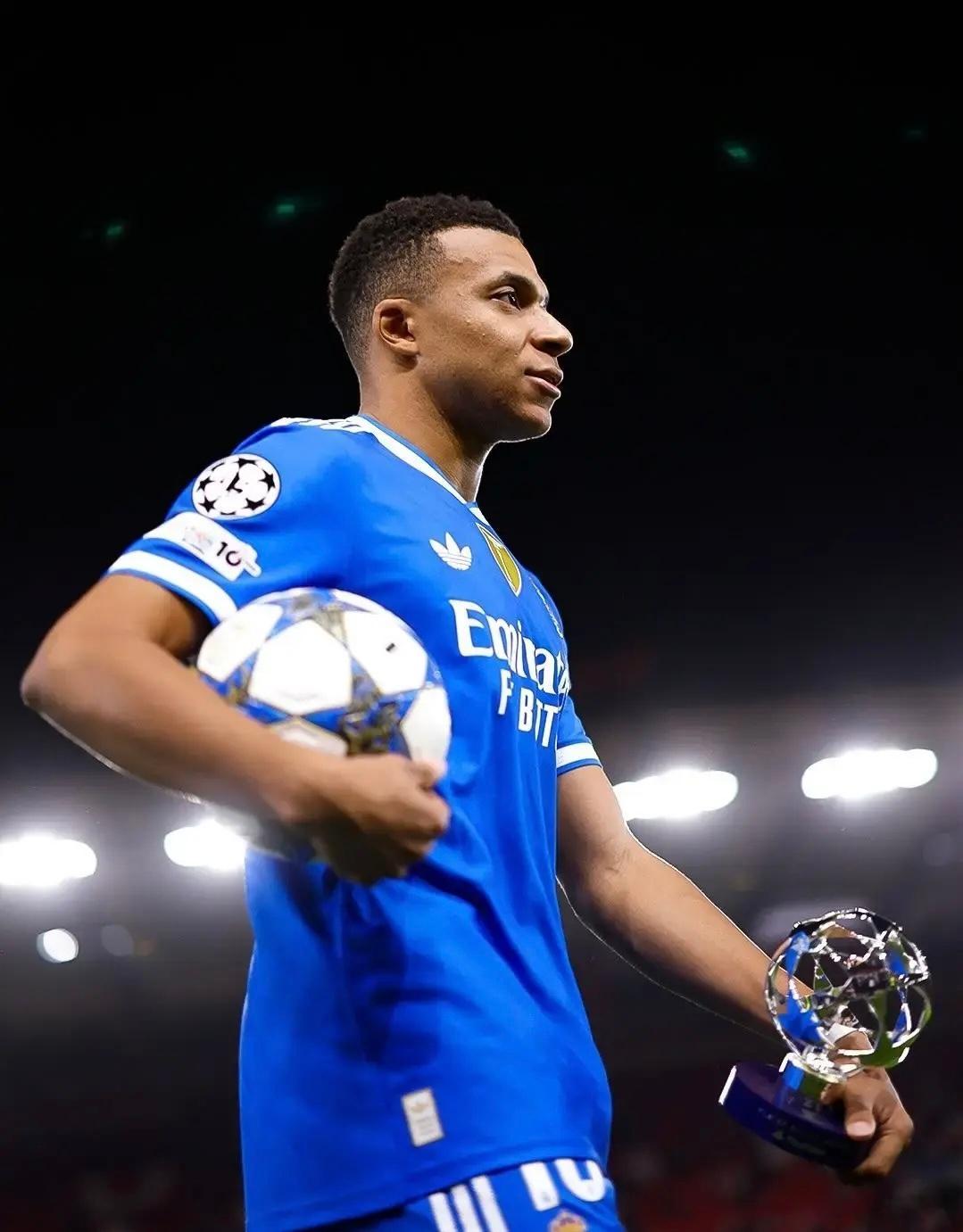 姆巴佩独中四元头顶脚踢，快速反击，通通是姆巴佩最擅长的进球方式，他当下的状态无人