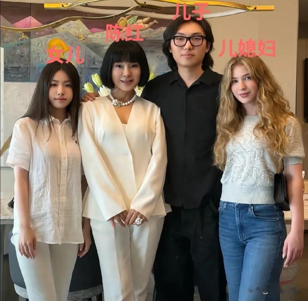 6月17日，58岁歌手陈红突然引起网友热议！
起因是她突然甩出一张全家福。配文就
