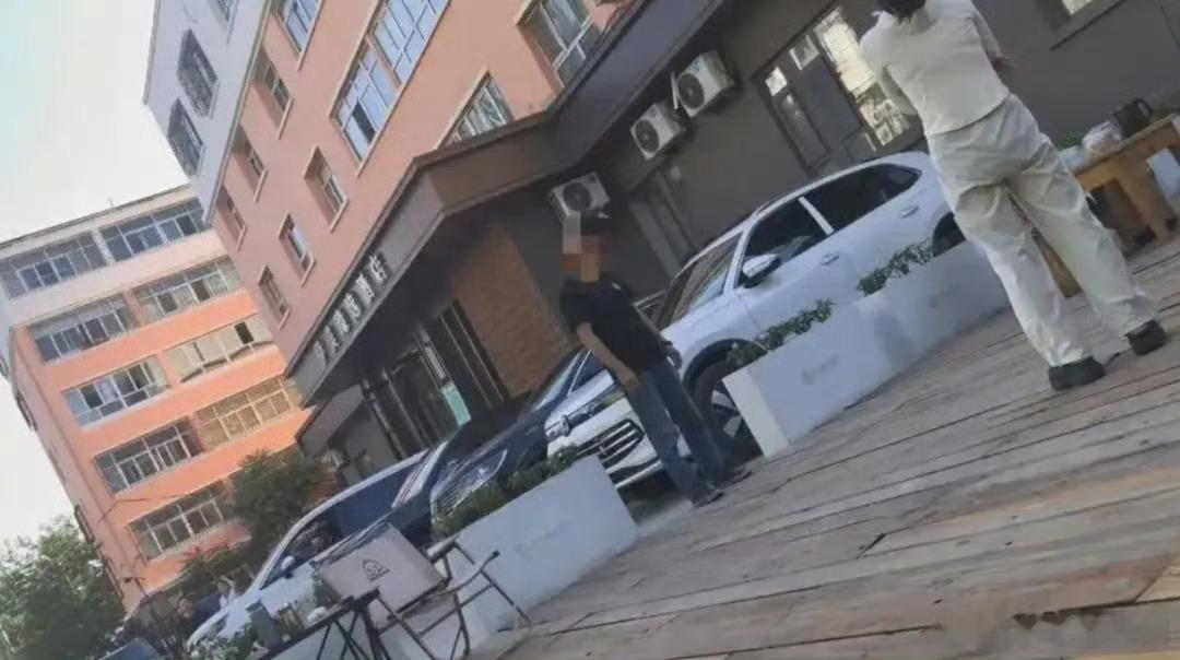 睡车里被酒店收150元住宿费事件反转这是把职能部门和新闻媒体当枪使啊，这没有点惩