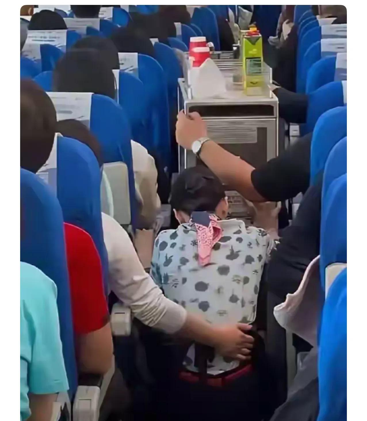 让空姐下跪的乘客，
接下来应该有这3个出路！
第一，乘客最诚恳的道歉。空姐和乘客