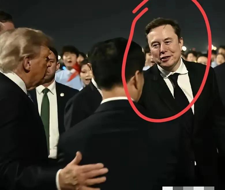 估计我们接机的人也有点懵，马斯克icon，你是不是走错片场了？

正经国事访问，