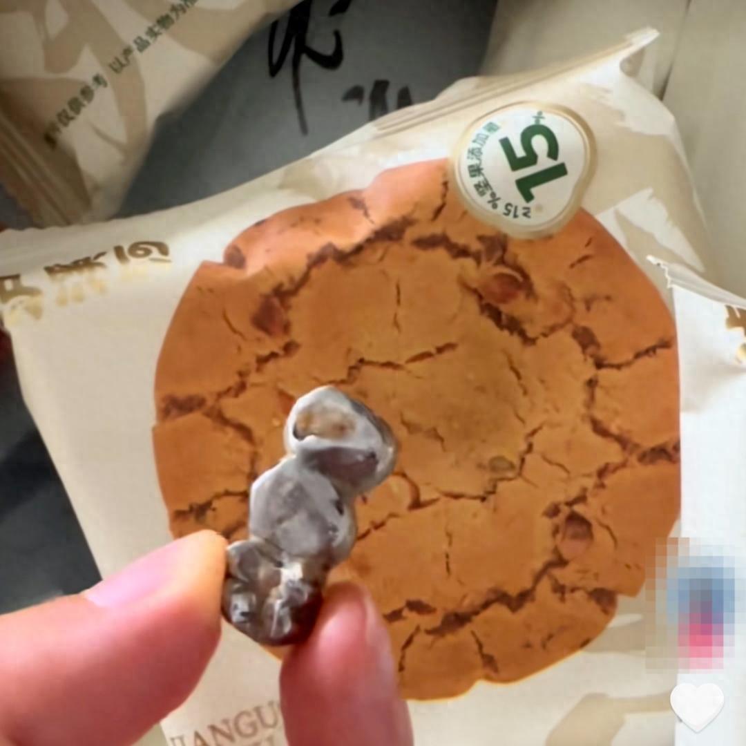 真是恶心死了！山姆超市泸溪河桃酥被曝吃出金属牙冠，此前半小时仍在热销榜！

大连