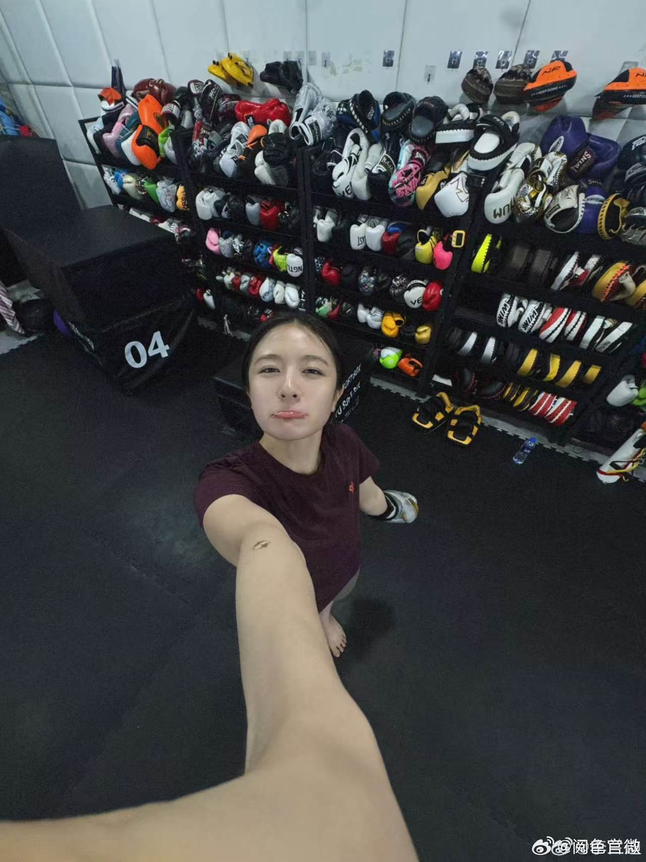李兰迪素颜打拳击 看到今天分享的照片李兰迪素颜打拳击，真的是更加有活力了，而且也
