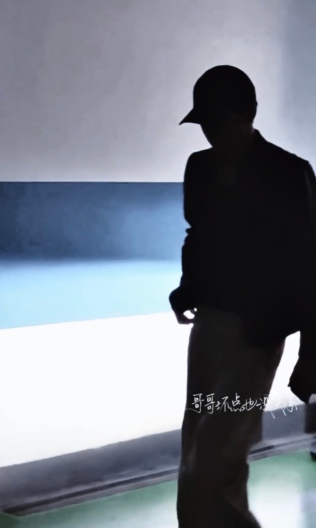 还是私服跟本人在灵魂上百分百契合 感觉下沉平台开个不露脸男性穿搭号也能混成头部