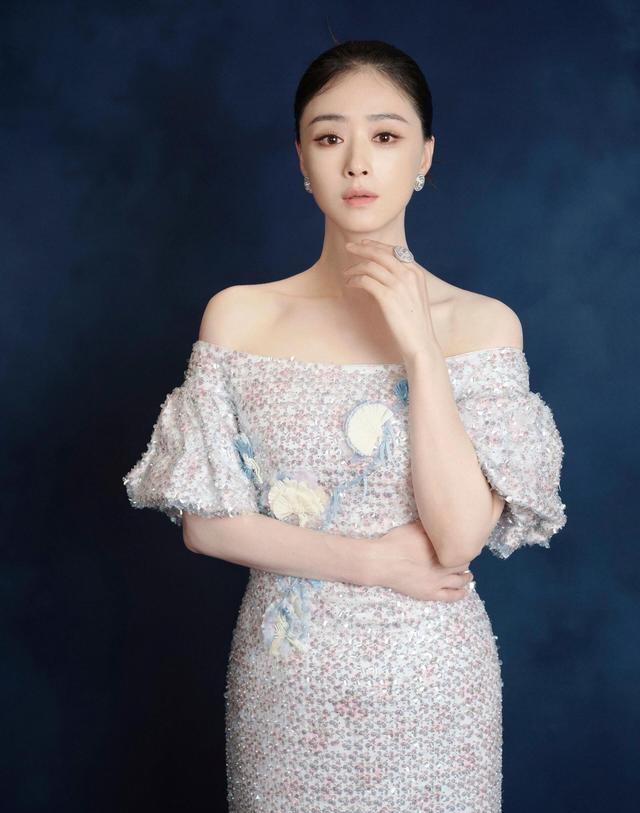蒋欣瘦身之后气质大变，露肩亮片造型衬得她端庄大气，格外惊艳。 ​​​