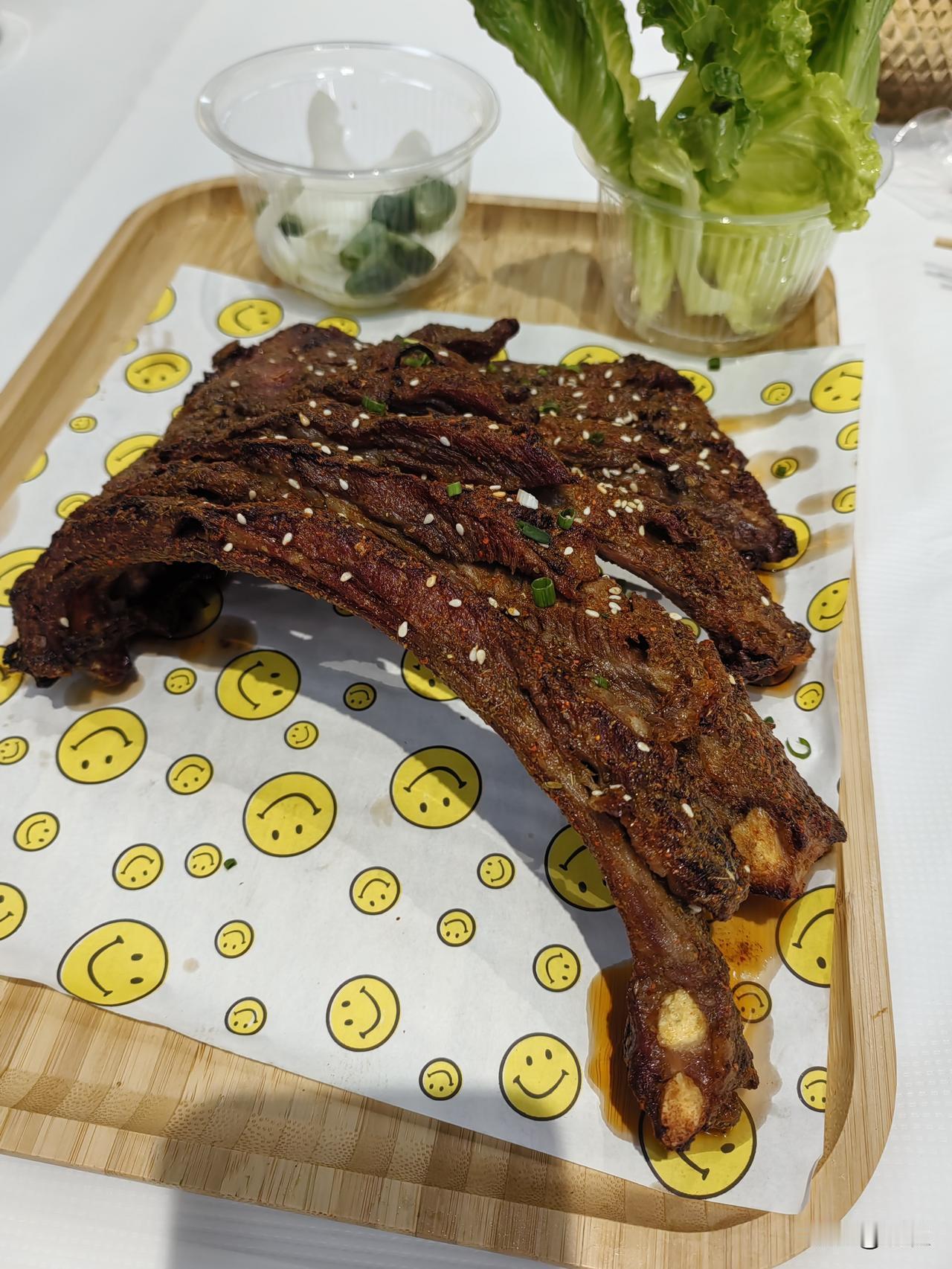 给大家分享早餐，简单做了一个羊排，配米饭！