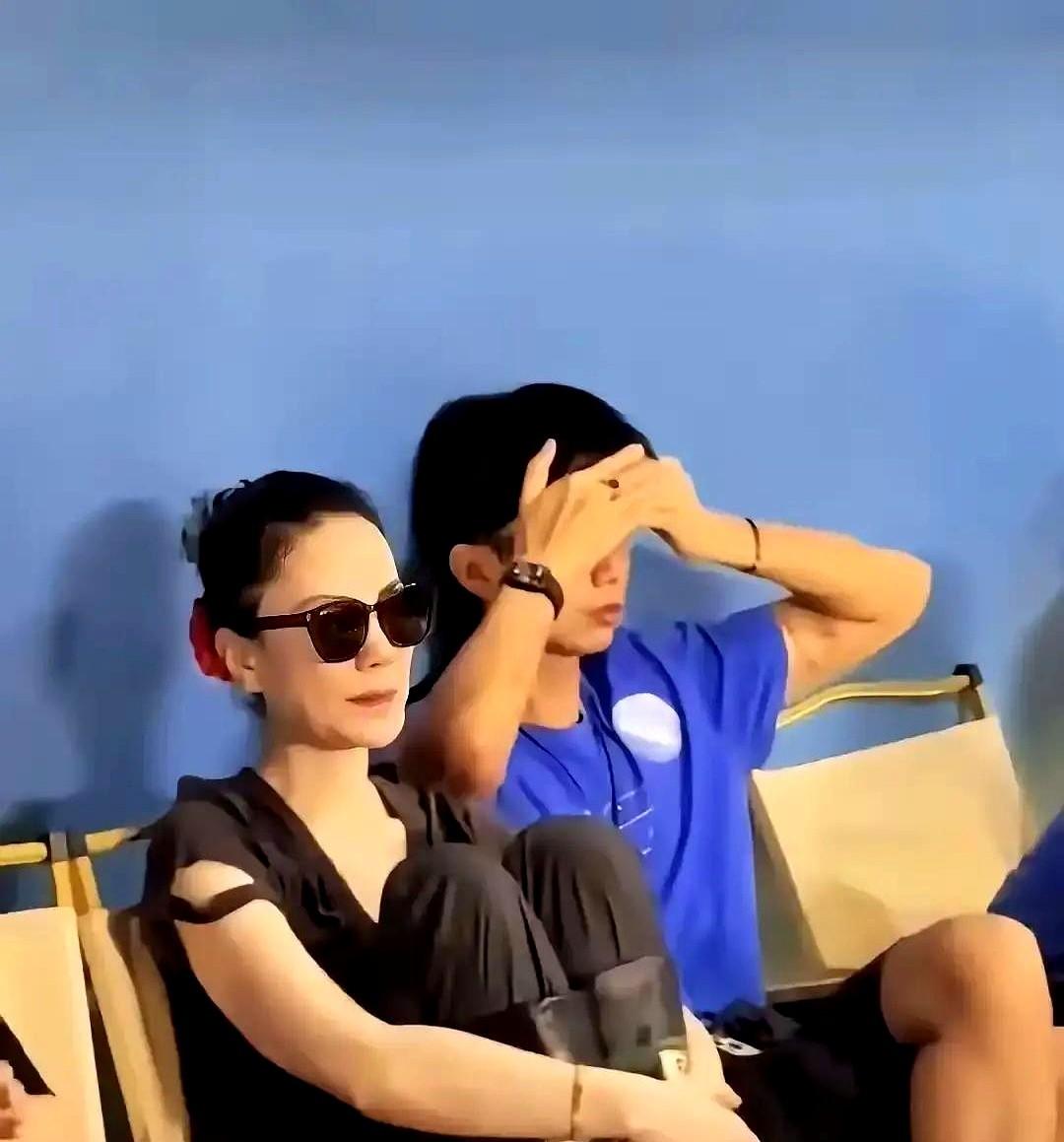 谁能想到，天后王菲去看亲闺女演出，居然被镜头吓得直往人身后躲。

8月29号的阿