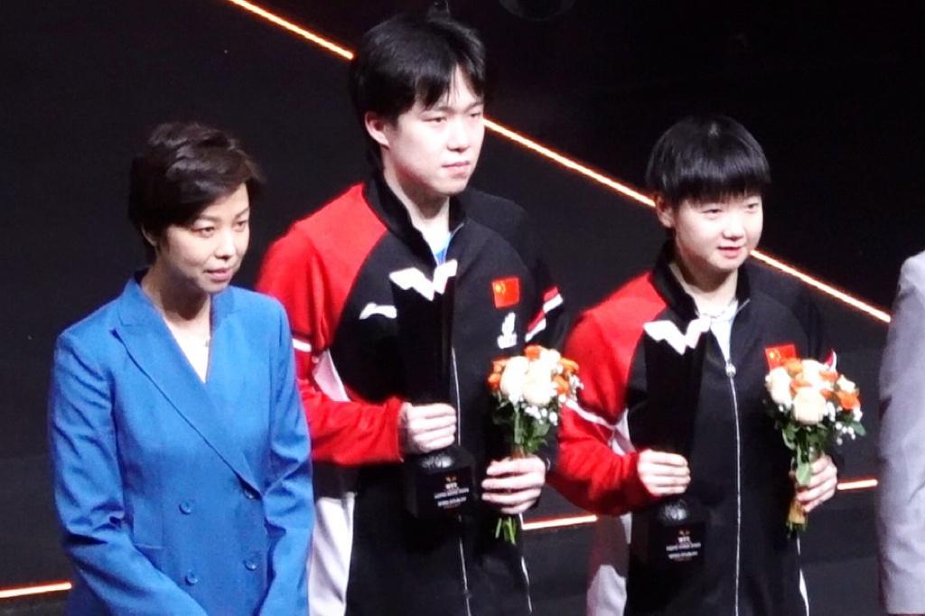 这个狗儿站第二排了