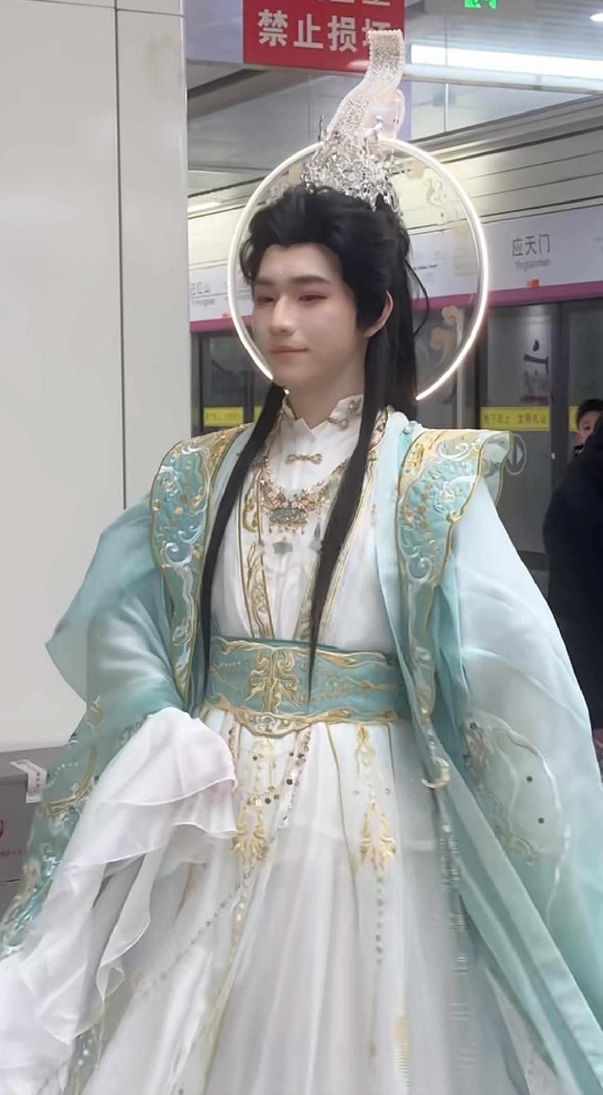 起猛了，在地铁站遇到神仙了