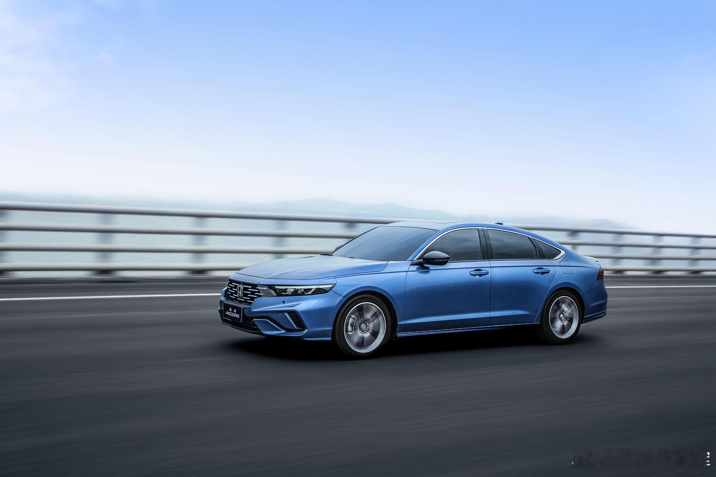 年轻人要潮酷颜值、要驾驶乐趣，老司机求稳定可靠、求质感省心，两种需求像两条平行线