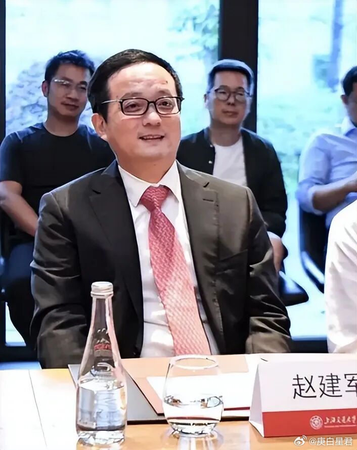 突发！路由器巨头创始人被曝举家移民美国，已交100万“诚意金”你在上图看到的是全