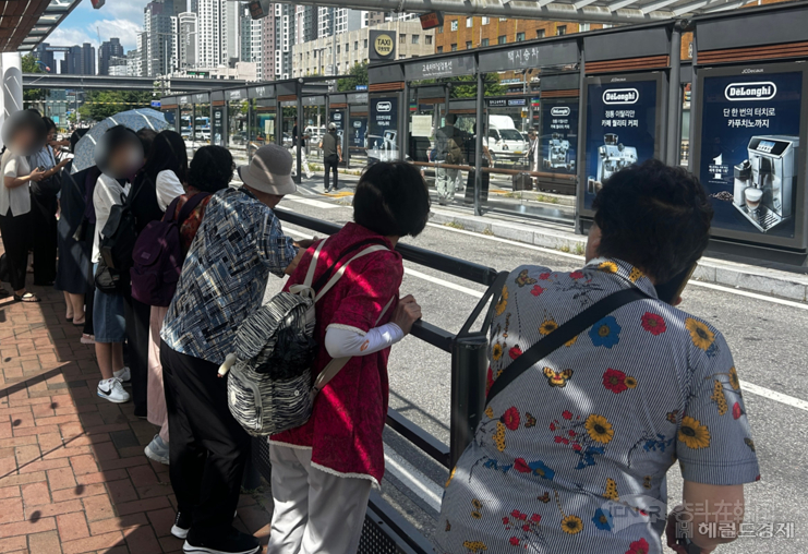 【预约叫车时代，老人打车越来越难？烈日下一幕引发韩国网友心疼】海外新鲜事热点现场