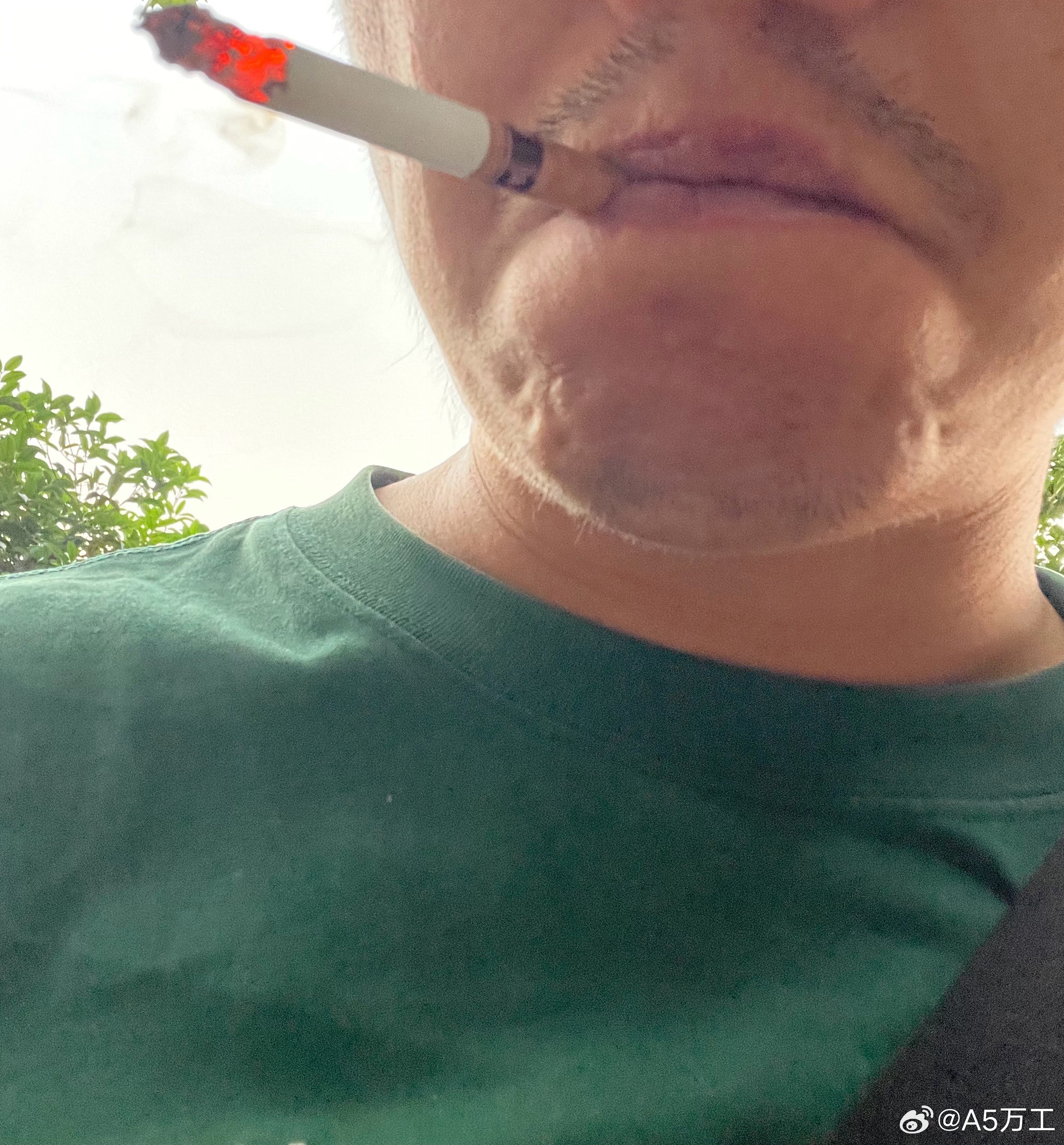 这每天走路上叼根烟是不是太不像好人了，手都懒得用 