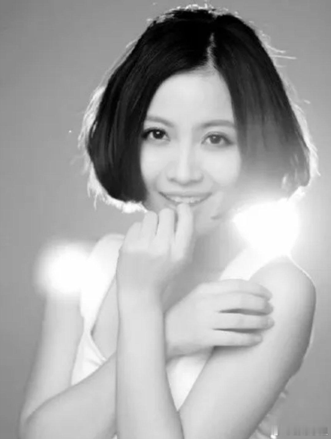 #张碧晨连续九年纪念姚贝娜#姚贝娜2015年1月16日因乳腺癌去世，之后每年的9