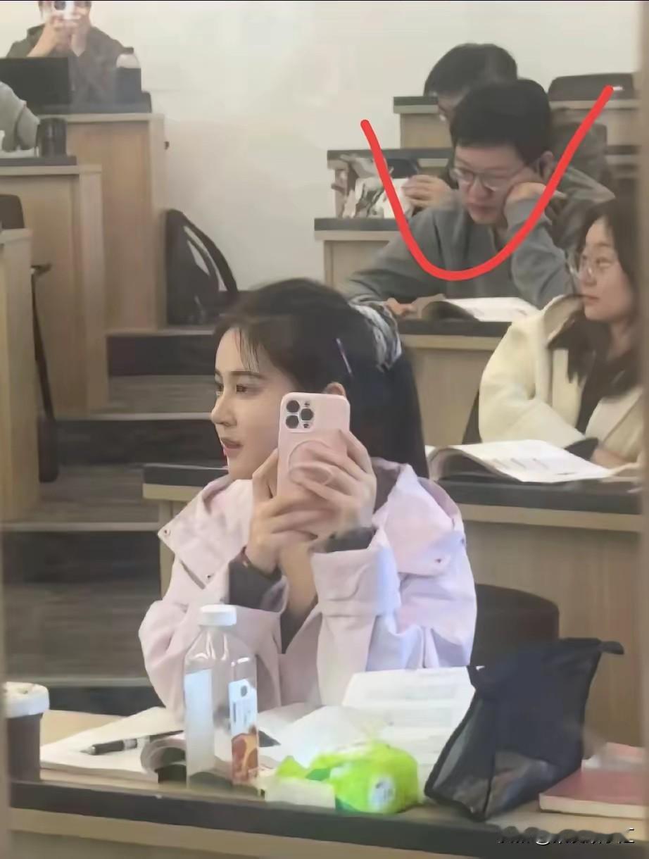 我有一个朋友就是照片中的这一位。今年刚上大一。看面相像是大叔级，其实这个家伙嫩着