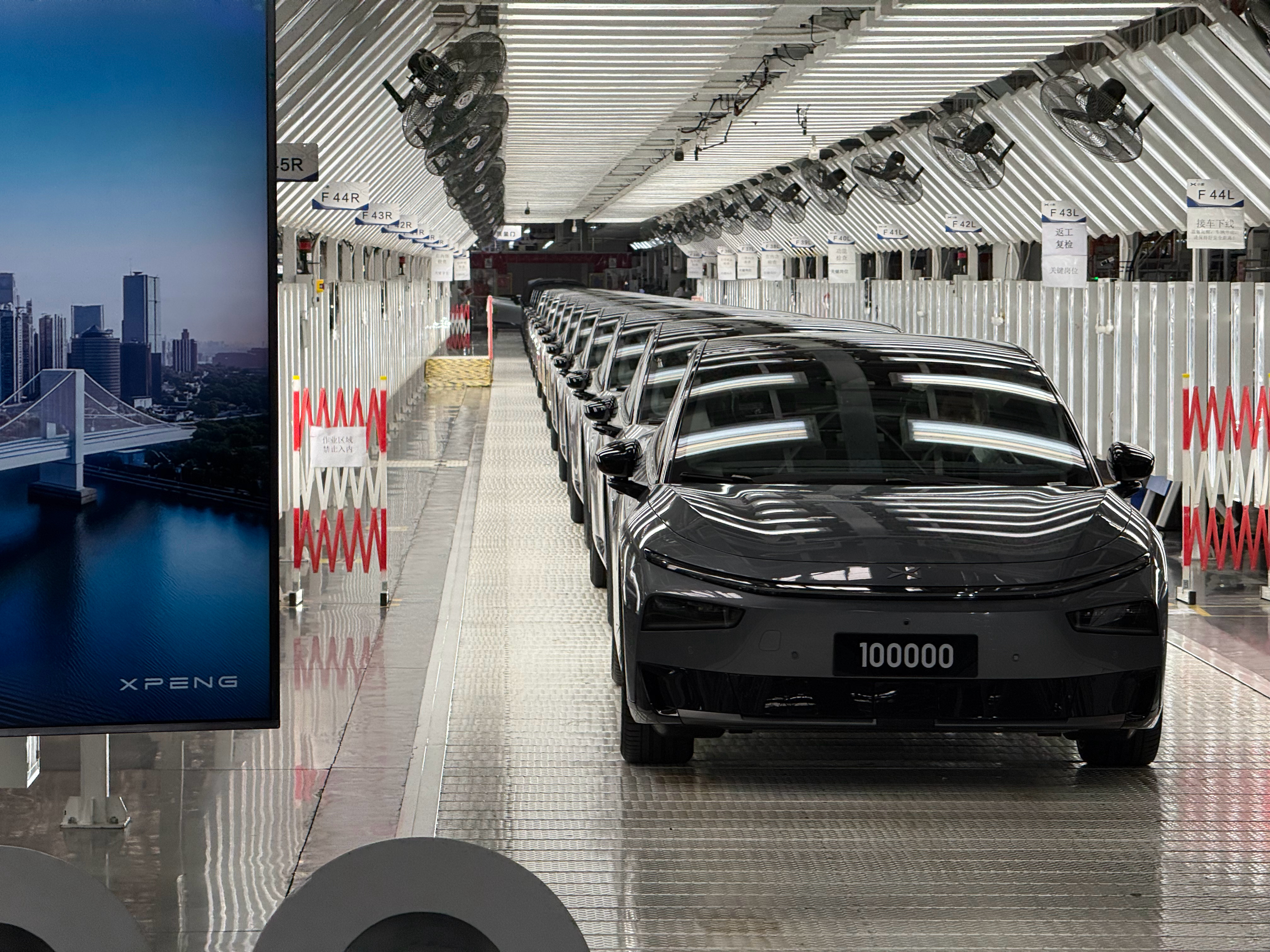 前几天有幸在工厂见证了小鹏 P7+ 10w 台下线，13个月达成十万台下线证明了