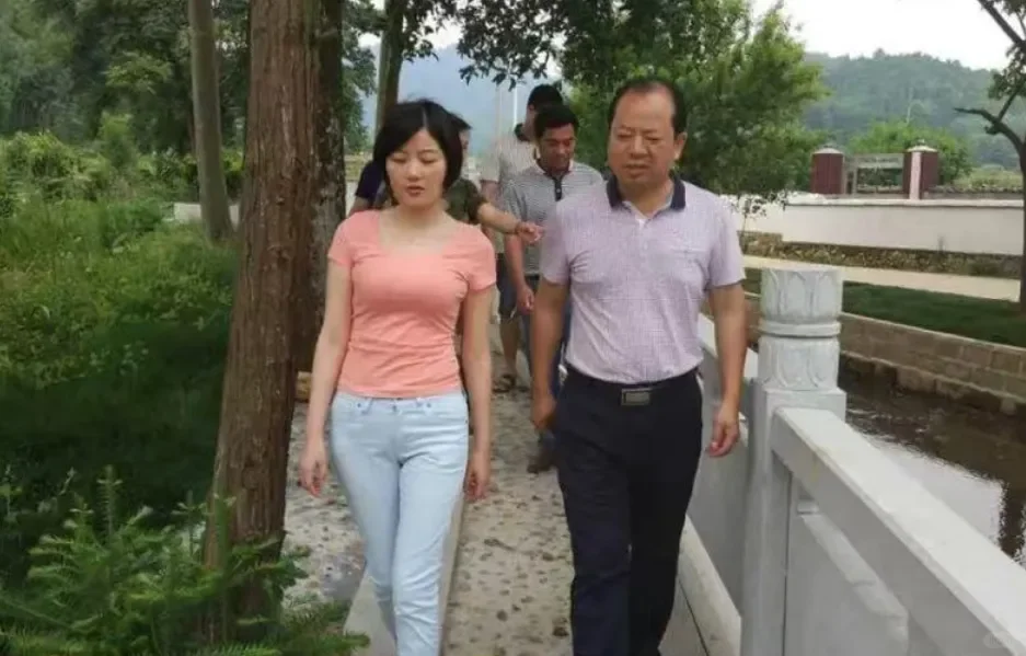 看长相，李某的确长得漂亮脸蛋精致，身材好，一件粉红色的紧身t恤搭配上紧...