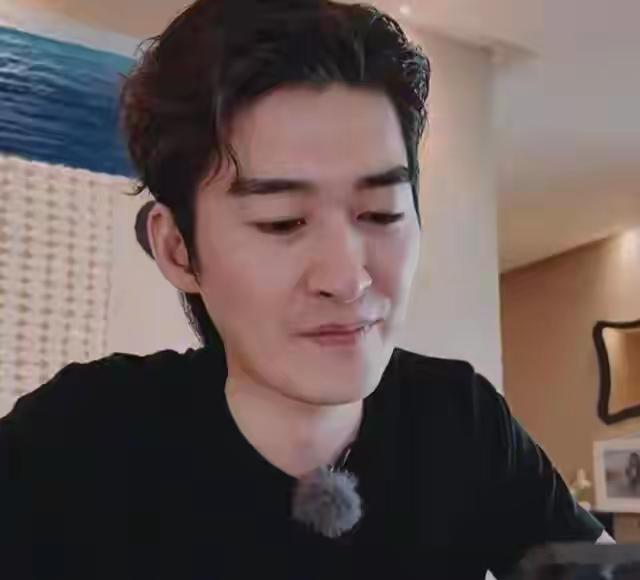 1.张翰反正是挺自信的，家里依旧有很多自己的泥塑。2.黄子韬演唱会邀请了鹿晗，鹿