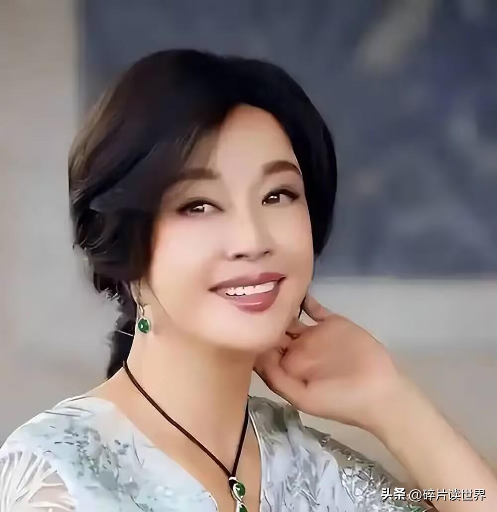 刘晓庆，深夜发文
8月9日晚，刚结束百花奖提名表彰仪式的刘晓庆，晒出自己在盛典现