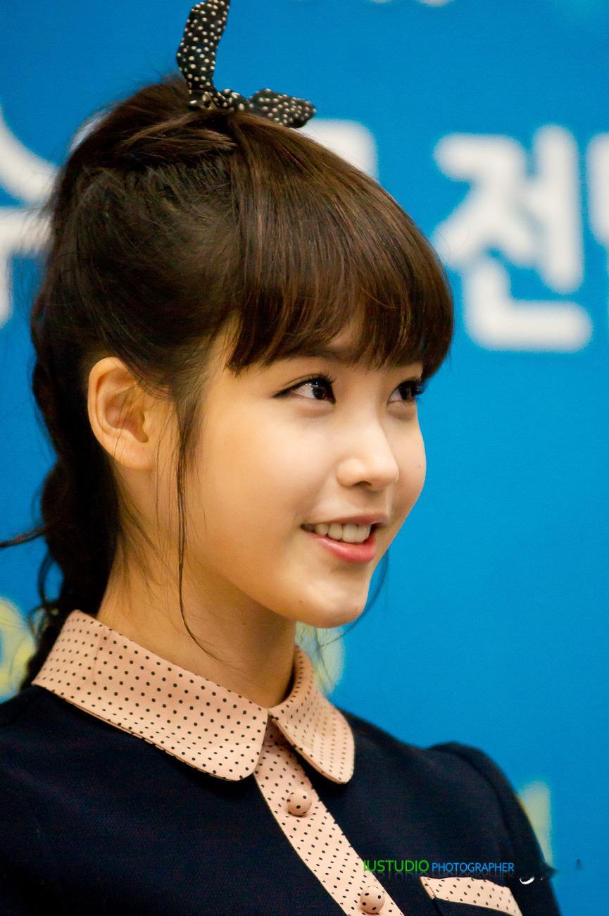 IU 120104 出席 <冰花>音乐下载收入捐赠仪式高马尾萌神cr.logo 
