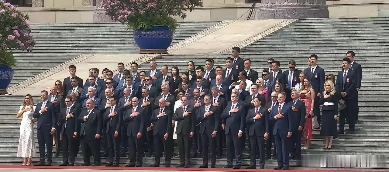 你发现没？那些在别的国家敢松领带、玩手机、迟到半小时的外国政要，一踏上人民大会堂