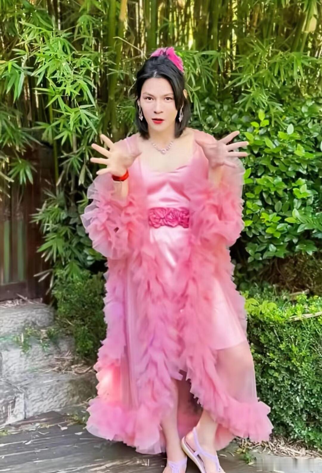 向佐不会再扮女装向佐要转型咯，决定不再扮女装，这是打算开启新征程呀。敢于突破自己