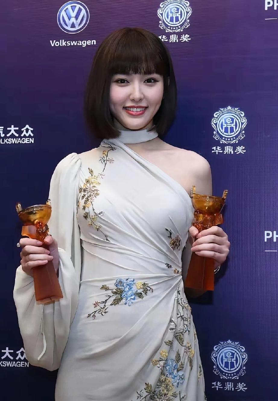 唐嫣新造型美出圈！妹妹头+白裙嫩回18岁，圆润状态太讨喜
 
    唐嫣最新亮