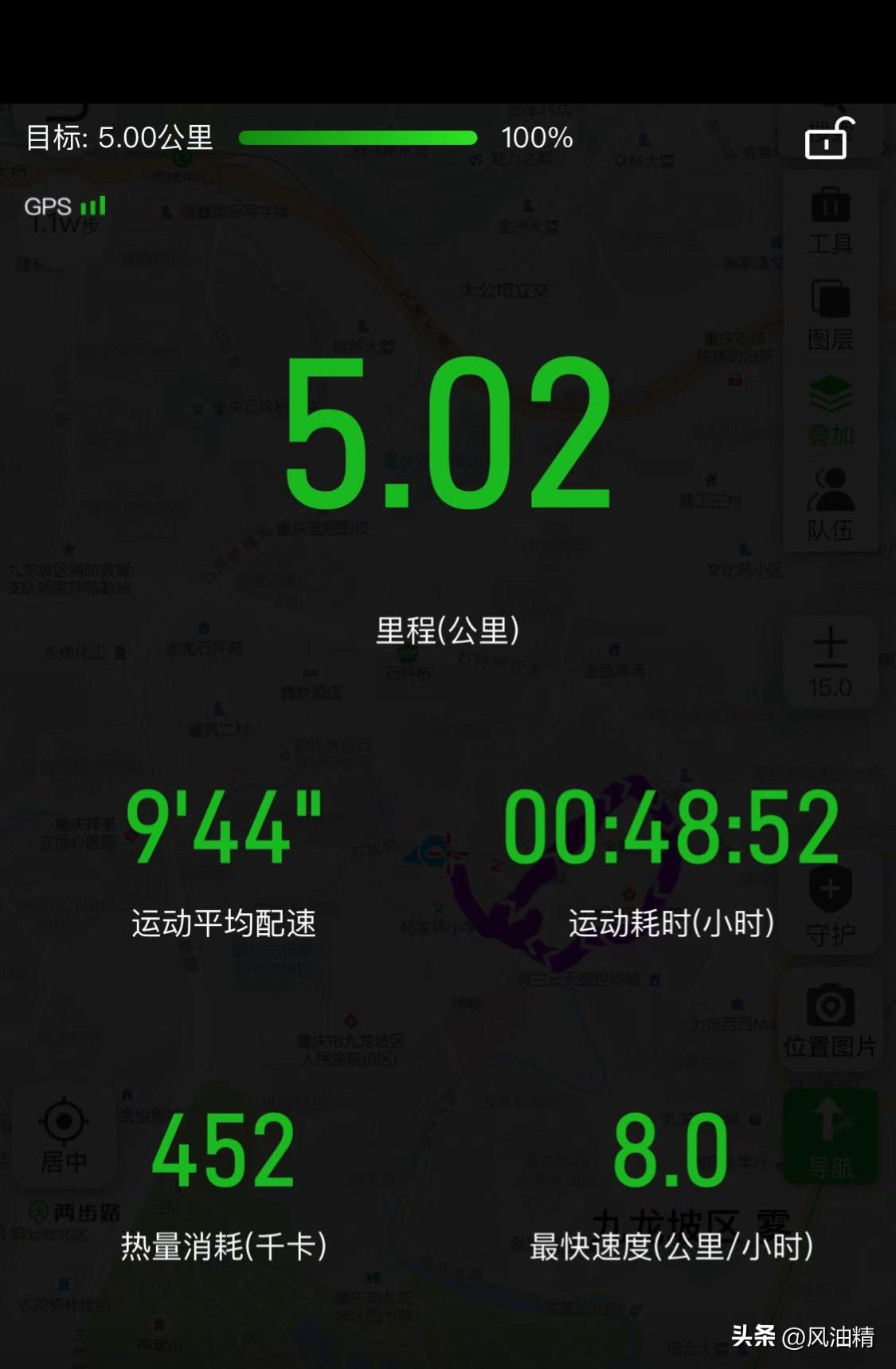 今晚去跑了5公里。夜晚的风就像个调皮鬼，有时温柔得像给我按摩，轻轻拂过脸颊，让我