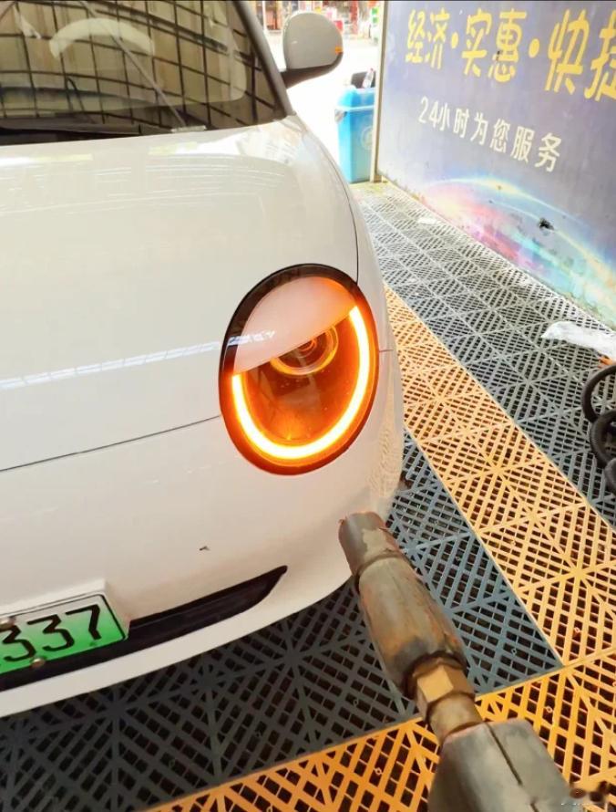 干什么干什么！就冲你这个架势，你要滋瞎它的左眼嘛！ ​​​