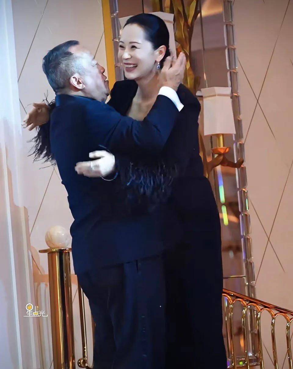 曾志伟能有什么坏心思呢，不过是个爱护女演员喜欢摸脸杀的糟老头子；海清能怎么办呢，