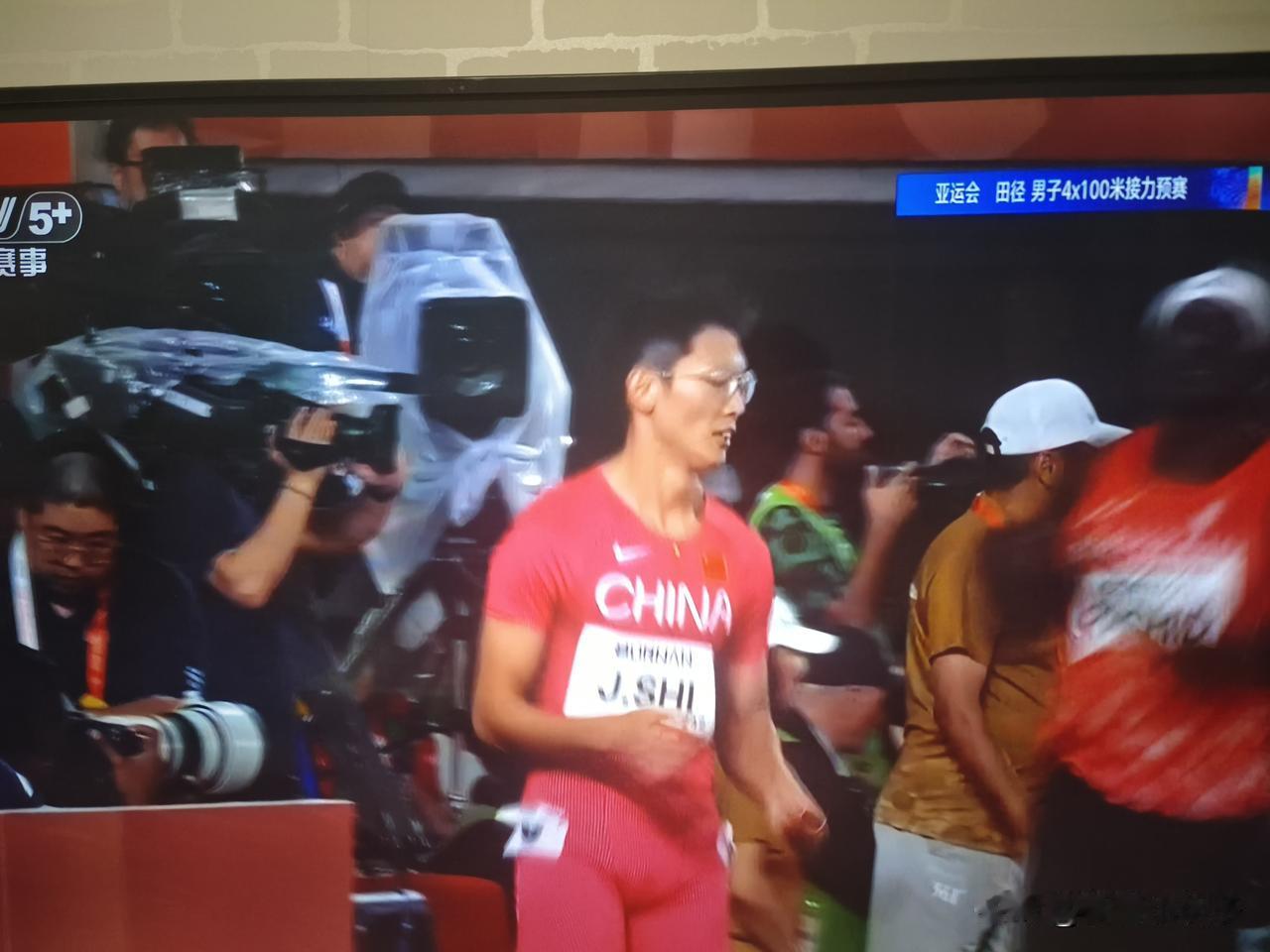 预赛领衔总成绩第一，中国男女4x100米接力队双双顺利启航。

女子方面，中国队